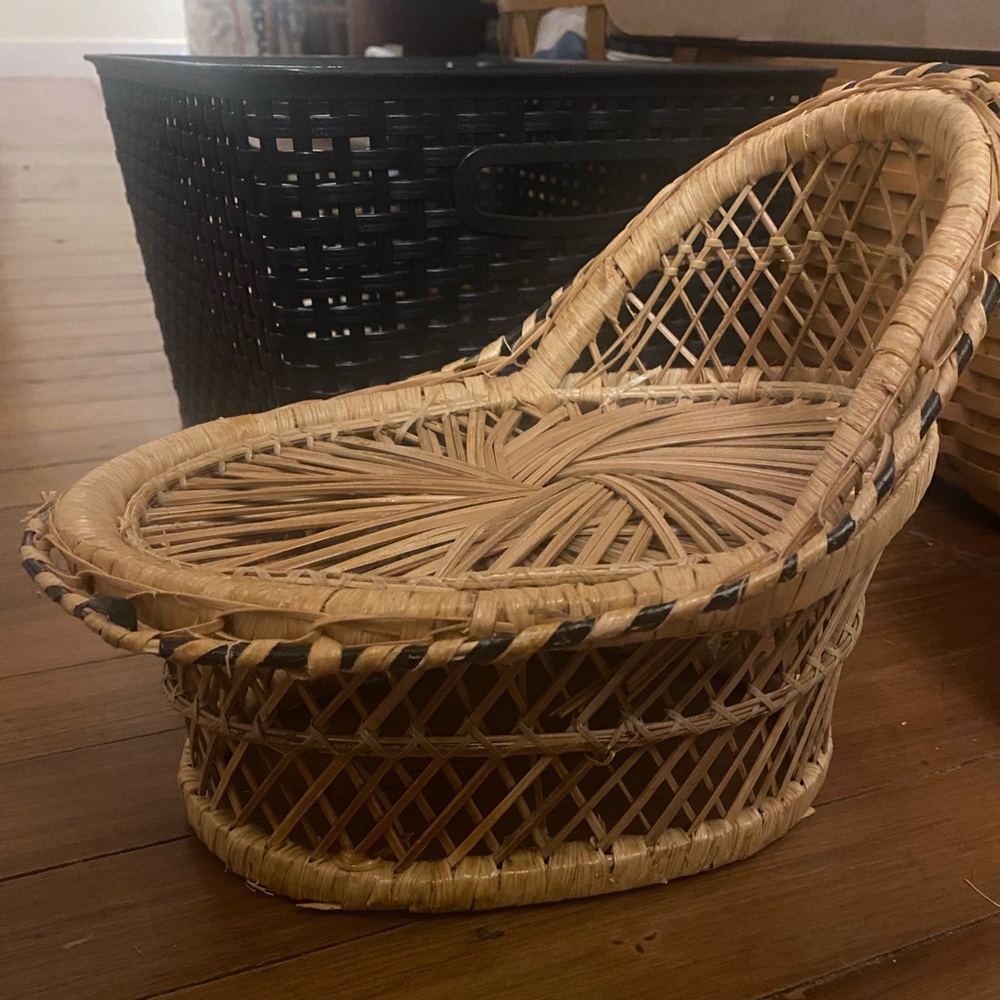 Vintage Woven Rattan Chaise Plant Stand 🪴